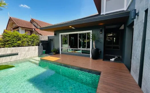 Luxury House with Swimming pool 5 bedrooms in Chalong